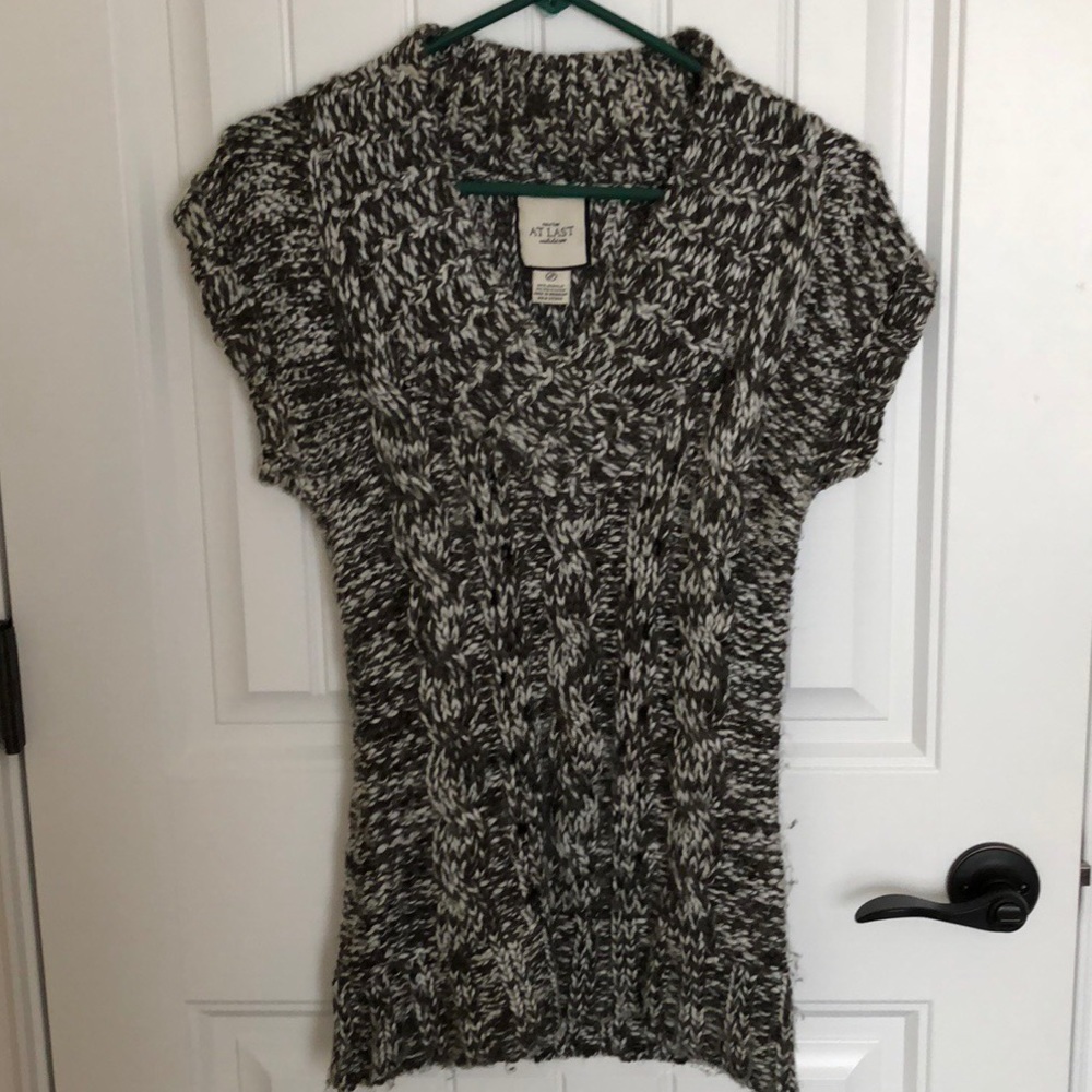 Short sleeve sweater